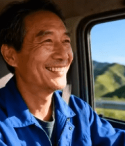 男子驾驶货车于山间13332#横屏 