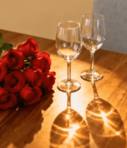 桌上玫瑰花束与高脚杯4983#横屏 