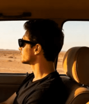 男子车内看向车外荒漠8994#横屏 