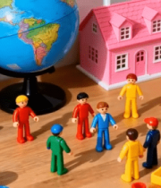 桌上玩具人偶与地球仪场景2436#横屏 