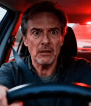 男子驾车时露出惊恐神情9899#横屏 