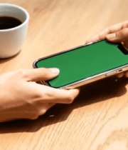 	 桌边手持智能手机与咖啡画面6670#横屏 