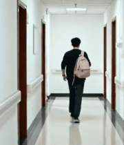 男子背着背包在医院走廊行走7489#横屏 