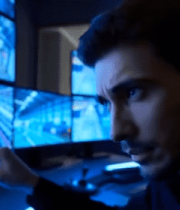 男子操作电脑监控工业画面627#横屏 