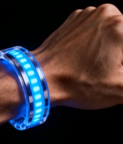 男性手腕佩戴发光手环13353#横屏 
