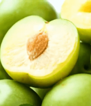 	 竹篮中新鲜青李子特写3027#横屏 