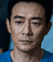 男子闭眼静坐人群中2520#横屏 