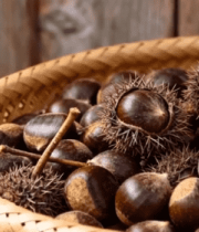 竹篮中饱满的新鲜板栗2140#横屏 