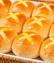 竹篮中摆放的十字花纹面包5769#横屏 