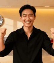 男士在办公室内微笑做手势2866#横屏 