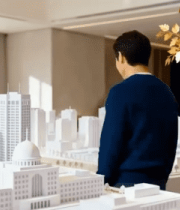 男士查看城市建筑模型817#横屏 