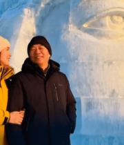 男女在冰雕前合影13240#横屏 