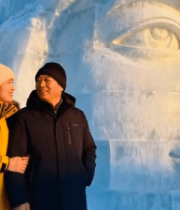 	 男女在冰雕前合影13240#横屏 