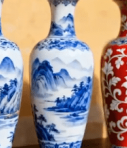 	 中式木桌上的多彩瓷器花瓶5378#横屏 