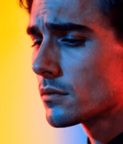 男士彩色背景下侧面特写6244#横屏 