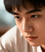 男生手持笔看向台历画面11677#横屏 