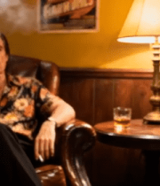 男人坐在皮椅上抽烟沉思14022#横屏 