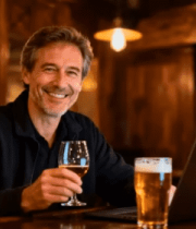 男人在酒吧手持酒杯用笔记本电脑10504#横屏 