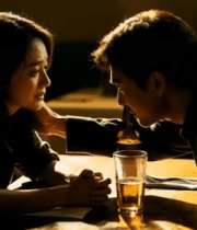 男女桌前对视交流画面12592#横屏 