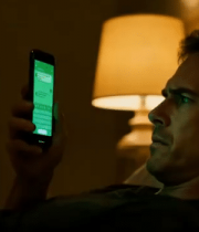 男人卧床使用智能手机10518#横屏 