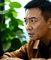 	 男人专注使用电脑办公场景3410#横屏 