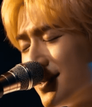 男士闭眼对着麦克风演唱238#横屏 