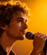 男歌手舞台手持麦克风演唱12623#横屏 