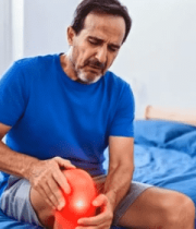 	 中年男子床上膝盖疼痛14584#横屏 