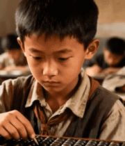 男孩在教室使用算盘学习2464#横屏 