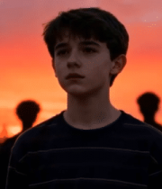 男孩于日落时分户外站立8905#横屏 