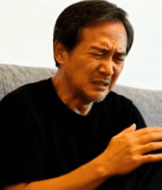 中年男子沙发上抱膝显痛苦5203#横屏 