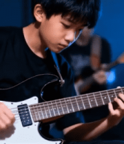 男孩专注弹奏电吉他2437#横屏 