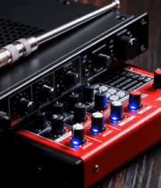 木质桌面上的音频设备3077#横屏 