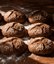 	 木桌上摆放的各式面包1218#横屏 