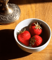 木桌上白碗装新鲜草莓11171#横屏 