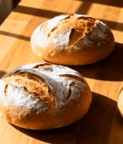 木桌上摆放的新鲜烘焙面包11853#横屏 