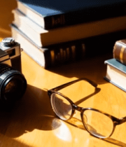 木质桌面上的相机书籍眼镜13154#横屏 