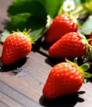 	 木质桌面上的新鲜草莓3725#横屏 