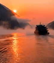 长江三峡夕阳下江中行船9233#横屏 