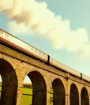 	 蒸汽火车行驶在拱形铁路桥上11248#横屏 