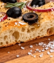 木板上的洋葱黑橄榄披萨456#横屏 