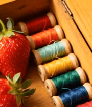 	 木盒中草莓与彩色线轴(1)9373#横屏 