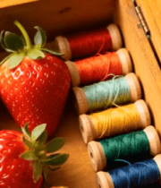 木盒中草莓与彩色线轴4590#横屏 