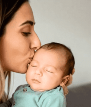 母亲亲吻怀中熟睡的婴儿13802#横屏 