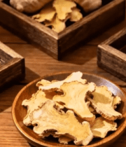 木盘木盒中摆放的中药材生姜2522#横屏 