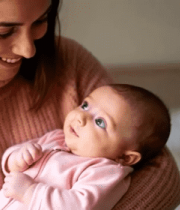 母亲怀抱婴儿温馨场景5481#横屏 