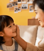 母女客厅温馨互动场景5191#横屏 