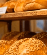 面包店货架上的美味面包13324#横屏 