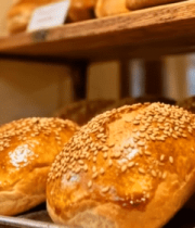 面包店货架上的美味面包13324#横屏 