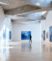 美术馆内一人欣赏蓝色画作8621#横屏 